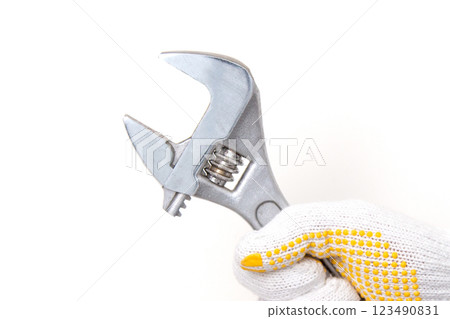 有活動扳手的工人 123490831