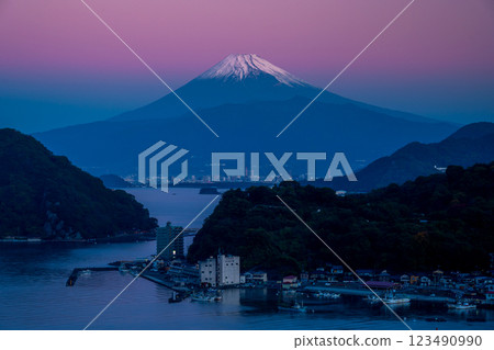 從西伊豆望向金星帶上的富士山和淡島 從西伊豆望向金星帶上的富士山和淡島 123490990