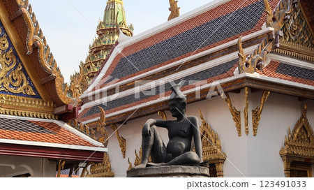Statue of a hermit enshrined in the middle of the temple 123491033