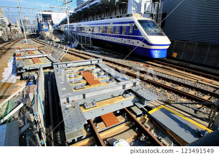 東武特急【兩毛】200系列車前往即將高架化的“東京晴空塔站” 東武特急【兩毛】200系列車前往即將高架化的“東京晴空塔站” 123491549