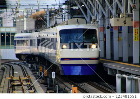 東武特急【兩毛】200系列車前往即將高架化的“東京晴空塔站” 123491551