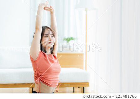 年輕女子在客廳裡做瑜伽 123491766