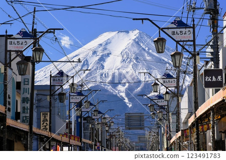 富士吉田市本町商店街和富士山 富士吉田市本町商店街和富士山 123491783