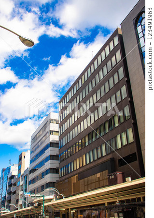 [Kyoto scenery] Sky and buildings on Shijo Street 123491963