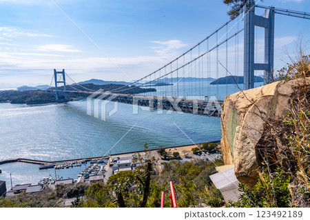 初春時節從稻荷神社內宮眺望的瀨戶大橋 3 岡山縣倉敷市 初春時節從稻荷神社內宮眺望的瀨戶大橋 3 岡山縣倉敷市 123492189