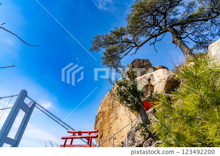 A hidden spot in early spring: Inari Shrine Okumiya, the lone pine tree on Mt. Washuu, and the Great Seto Bridge 10. Kurashiki City, Okayama Prefecture A hidden spot in early spring: Inari Shrine Okumiya, the lone pine tree on Mt. Washuu, and the Great Seto Bridge 10. Kurashiki City, Okayama Prefecture 123492200