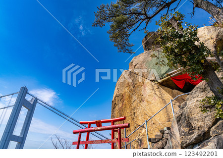 初春的祕境:稻荷神社奧宮、鷲羽山孤松、瀨戶大橋 11. 岡山縣倉敷市 初春的祕境:稻荷神社奧宮、鷲羽山孤松、瀨戶大橋 11. 岡山縣倉敷市 123492201