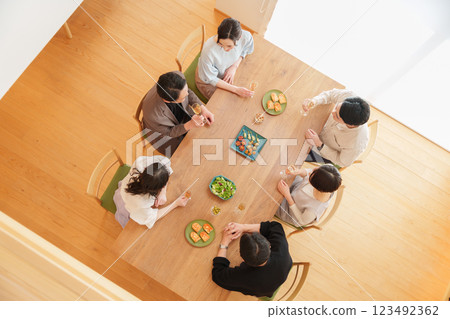 Men and women having a home party 123492362