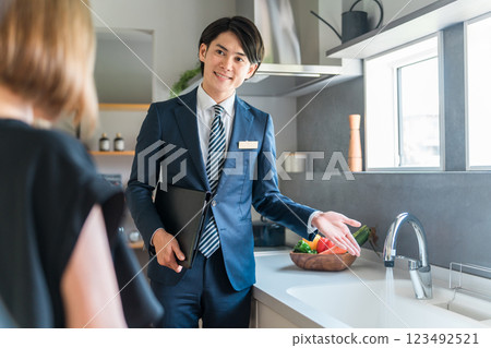 房屋建築商的男性規劃師/顧問/協調員，推薦系統廚房。 123492521