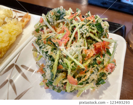 Kakiage tempura with mitsuba and small shrimp: A fragrant Japanese tempura. Kakiage tempura with mitsuba and small shrimp: A fragrant Japanese tempura. 123493293