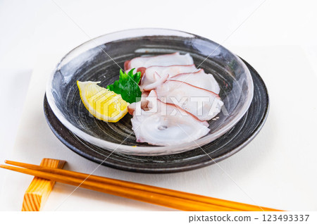 Octopus sashimi eaten with salt 123493337