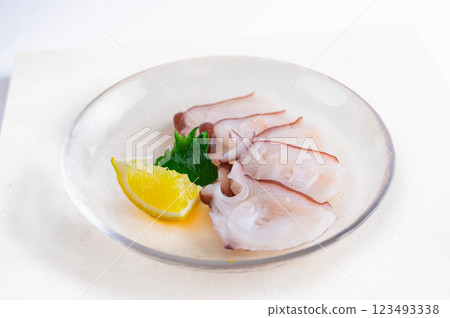Octopus sashimi eaten with salt 123493338