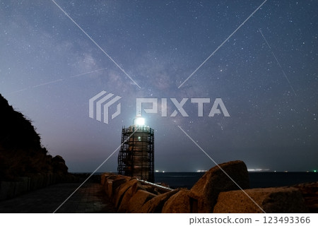 正在建設中的燈塔與銀河 123493366