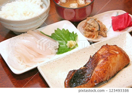 烤魚和魷魚素麵套餐、市場飯、市場食堂 123493386