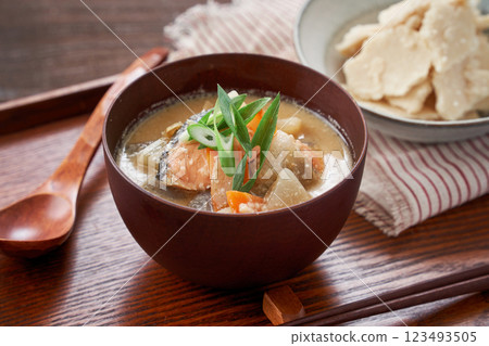 Kasu-jiru－用酒糟製成的傳統日本湯 123493505