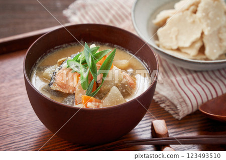 Kasu-jiru－用酒糟製成的傳統日本湯 123493510
