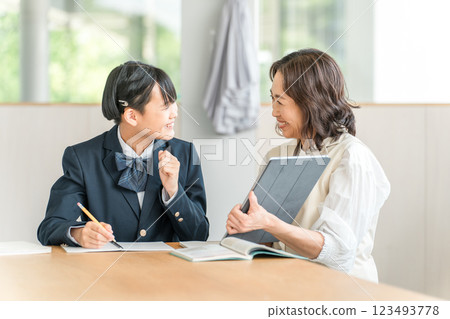 穿著制服使用平板電腦學習的小學生、國中生、高中生以及他們的母親、媽媽、老師、講師、講師 123493778