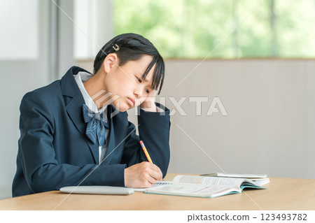 國中和高中女生(家庭作業、準備、學習、弱點、教育、擔憂、壓力、焦慮、困惑) 國中和高中女生(家庭作業、準備、學習、弱點、教育、擔憂、壓力、焦慮、困惑) 123493782