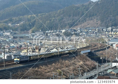 穿過四重東海道本線山科大彎道的廂型列車浪速 123493974