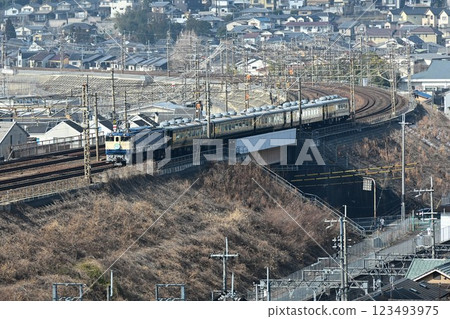 穿過四重東海道本線山科大彎道的廂型列車浪速 穿過四重東海道本線山科大彎道的廂型列車浪速 123493975