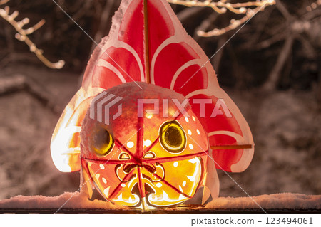 被雪覆蓋的金魚睡魔。日本青森 123494061