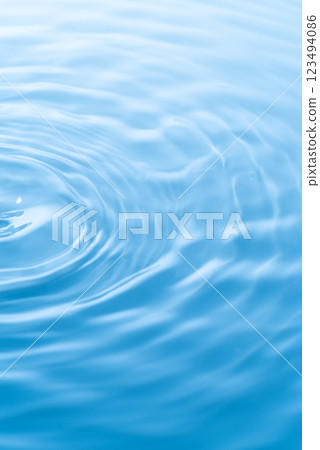 水面上美麗的漣漪 123494086