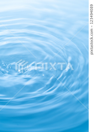 水面上美麗的漣漪 123494089