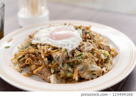 Eat yakisoba 123494168