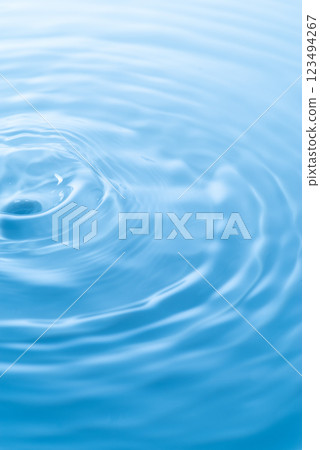 水面上美麗的漣漪 123494267