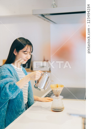 Woman brewing coffee in the kitchen 123494284