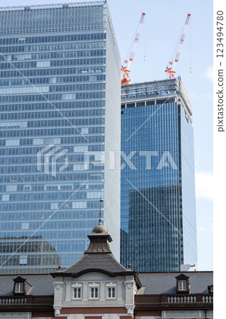 摩天大樓和塔吊林立的城市景觀 123494780