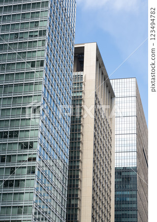 看摩天大樓的辦公室鎮的風景 123494782