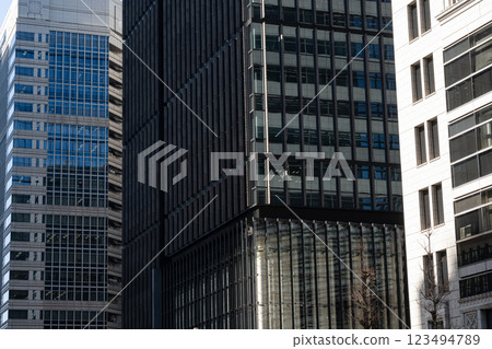 看摩天大樓的辦公室鎮的風景 看摩天大樓的辦公室鎮的風景 123494789