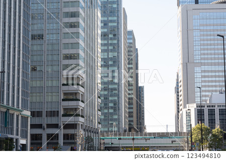 Railway and Marunouchi skyscrapers 123494810