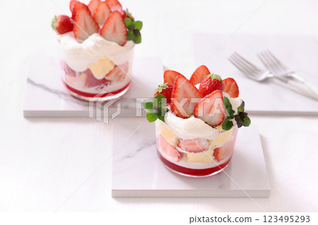 Strawberry trifle, cherry blossom viewing sweets, spring sweets Strawberry trifle, cherry blossom viewing sweets, spring sweets 123495293