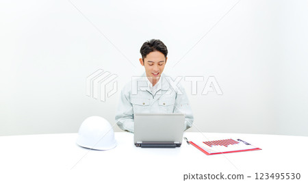 檢查記錄的工作者在辦公室 檢查記錄的工作者在辦公室 123495530