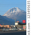 以白雪皚皚的普賢山為背景，展現城市風光 123495635
