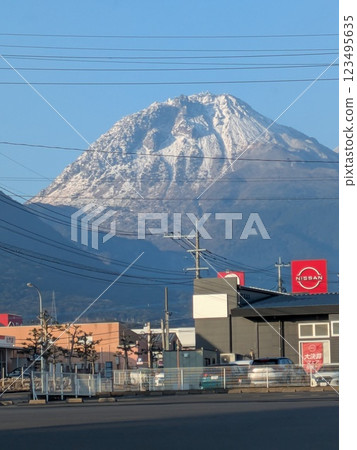 以白雪皚皚的普賢山為背景,展現城市風光 以白雪皚皚的普賢山為背景,展現城市風光 123495635