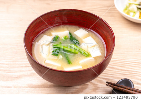 菠菜和豆腐味噌湯 123495790