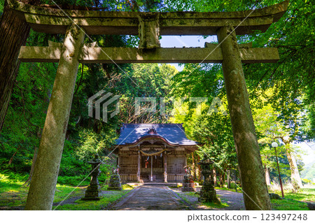 [Important Preservation District for Groups of Traditional Buildings] Izushi Arikoyama Inari Shrine in early summer, Toyooka City, Hyogo Prefecture 123497248