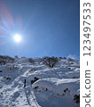 九重的白雪皚皚的山腰 123497533