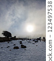 雪景裡的陽光祝福 123497538