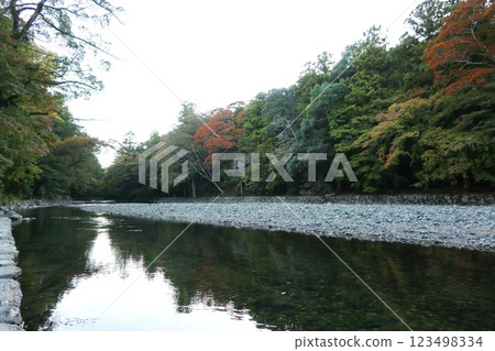 伊勢參拜、伊勢神宮內宮、五十鈴川 123498334