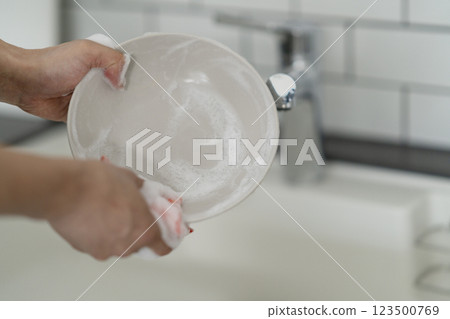 The hands of a man in his 40s washing dishes 123500769