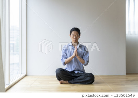 一名 40 多歲的男子正在冥想 123501549