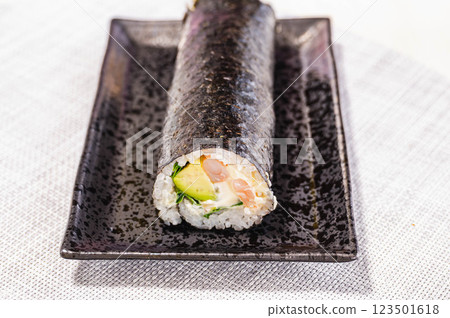 蝦子和酪梨沙拉卷 123501618