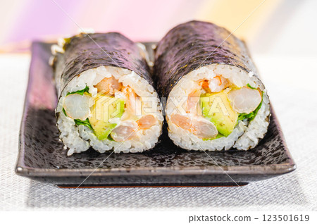 蝦子和酪梨沙拉卷 蝦子和酪梨沙拉卷 123501619