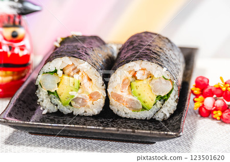 蝦子和酪梨沙拉卷 蝦子和酪梨沙拉卷 123501620