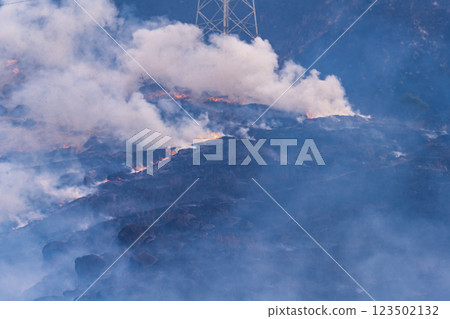 A sightseeing and recreational spot that shines with the spring scenery: A close-up view of the burning fields in Aso (Tawarayama) A sightseeing and recreational spot that shines with the spring scenery: A close-up view of the burning fields in Aso (Tawarayama) 123502132