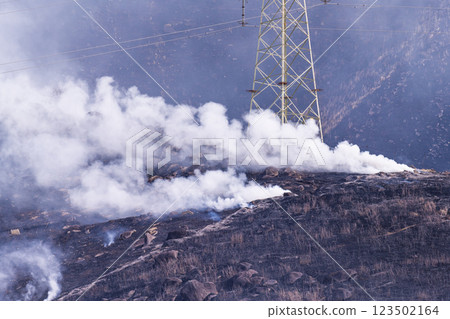 A sightseeing and recreational spot that shines with the spring scenery: A close-up view of the burning fields in Aso (Tawarayama) A sightseeing and recreational spot that shines with the spring scenery: A close-up view of the burning fields in Aso (Tawarayama) 123502164